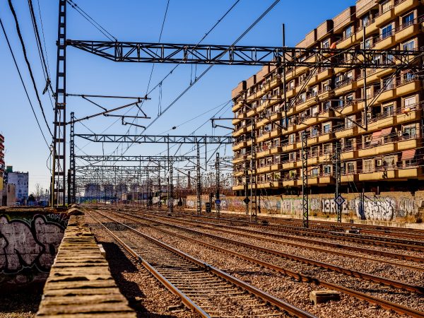 Interrupción de trenes y personas evacuadas por incendio en un asentamiento chabolista de Valencia