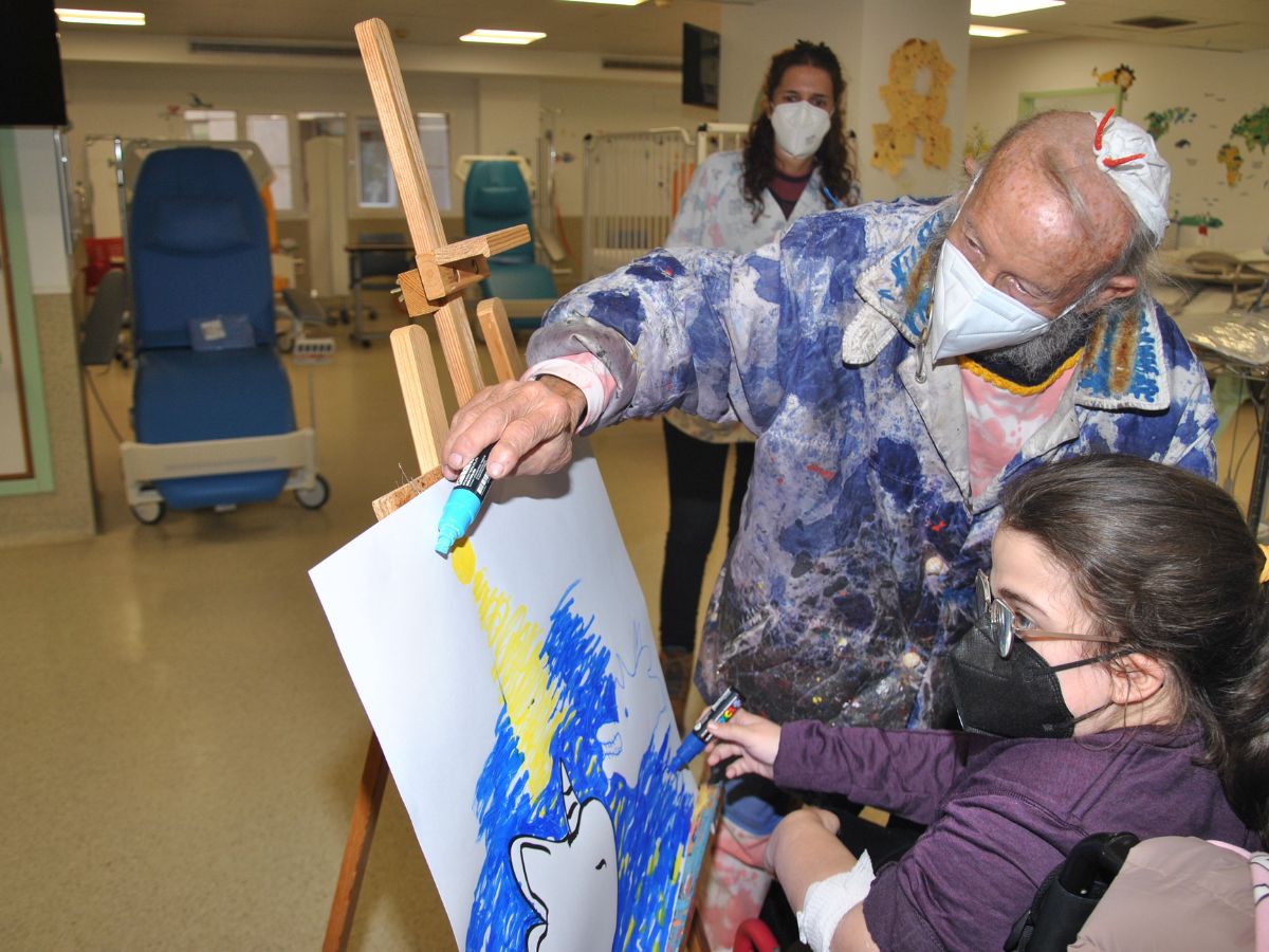 Juan Ripollés comparte su arte con los pacientes pediátricos del Hospital General