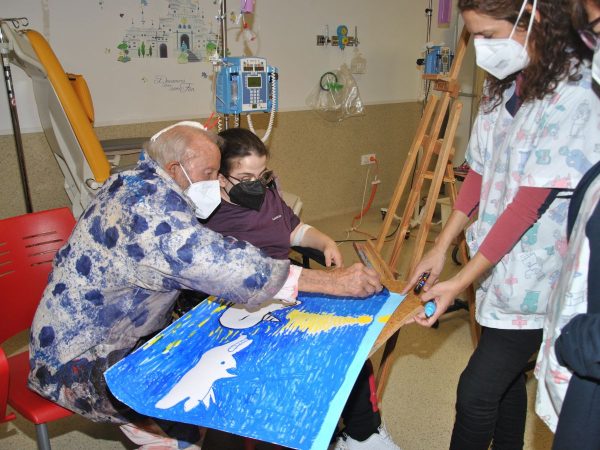 Juan Ripollés comparte su arte con los pacientes pediátricos del Hospital General