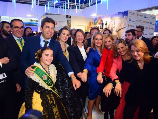 Las reinas de las fiestas entregan a Mazón la pulsera de la Magdalena 2024