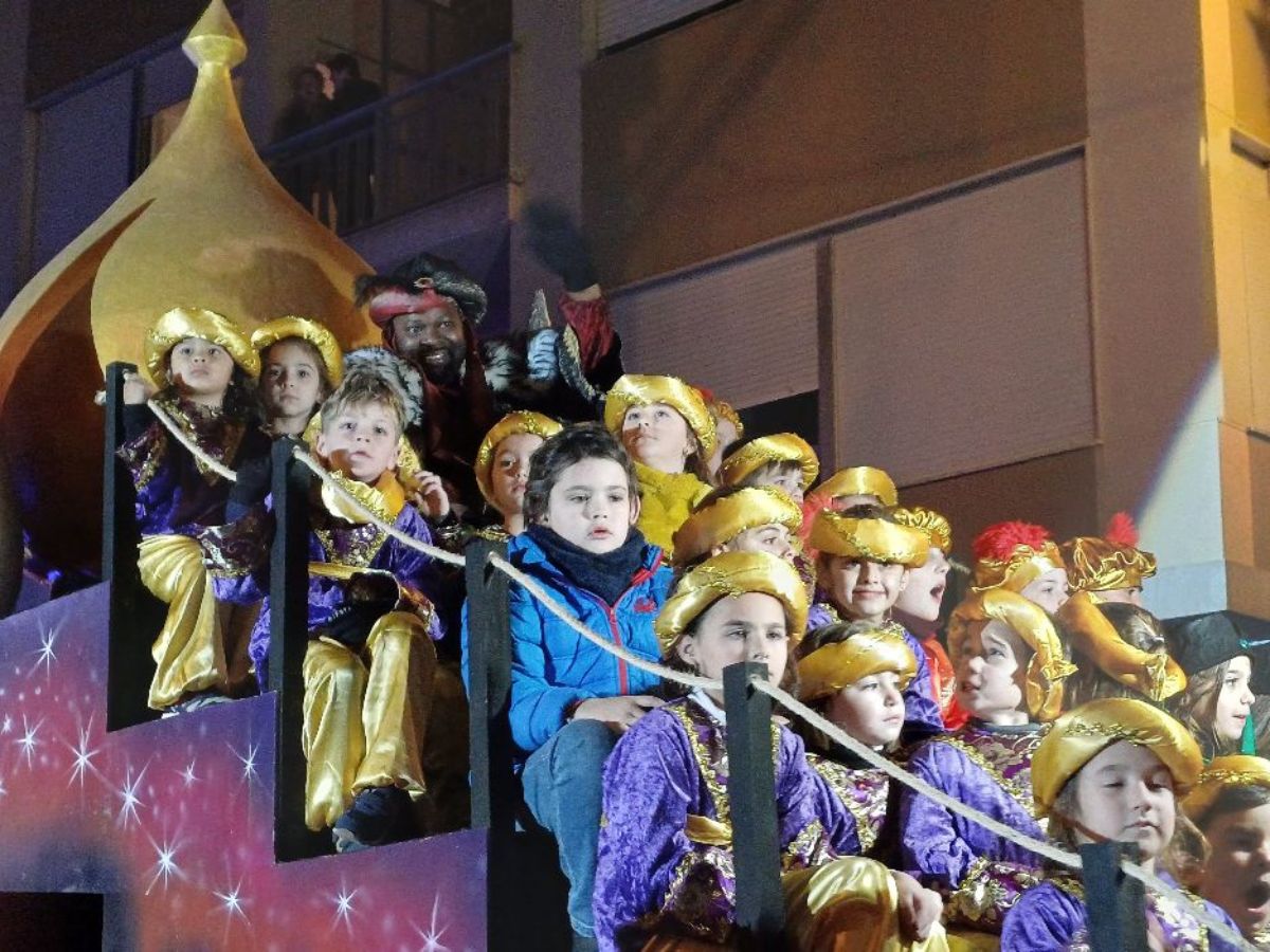 Los Reyes Magos llegan a Nules con la ilusión de cientos de niños