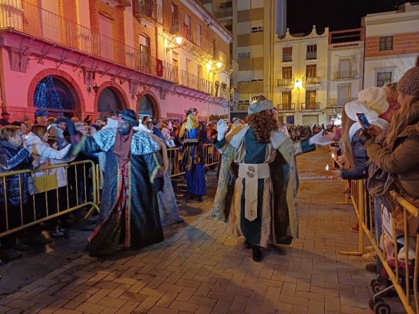 Los Reyes Magos llegan a Nules con la ilusión de cientos de niños