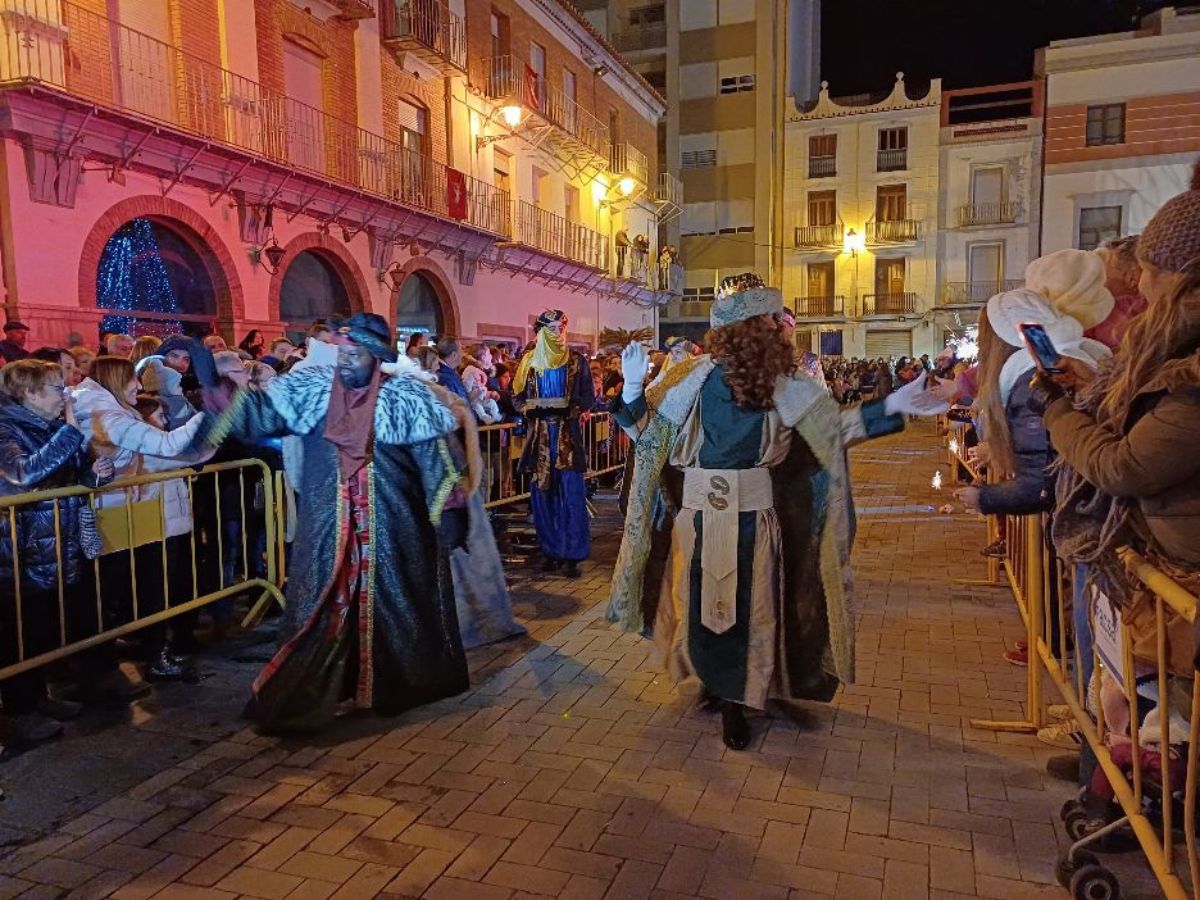 Los Reyes Magos llegan a Nules con la ilusión de cientos de niños