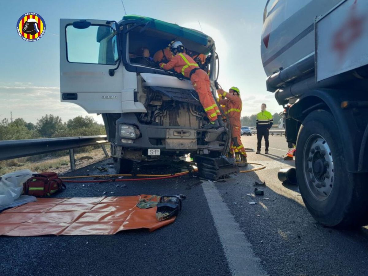 Un herido en un accidente con tres camiones y un turismo en la A-7