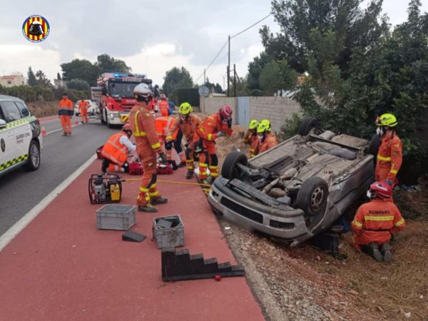 Un hombre herido al volcar y quedar atrapado en su vehículo en la CV-315