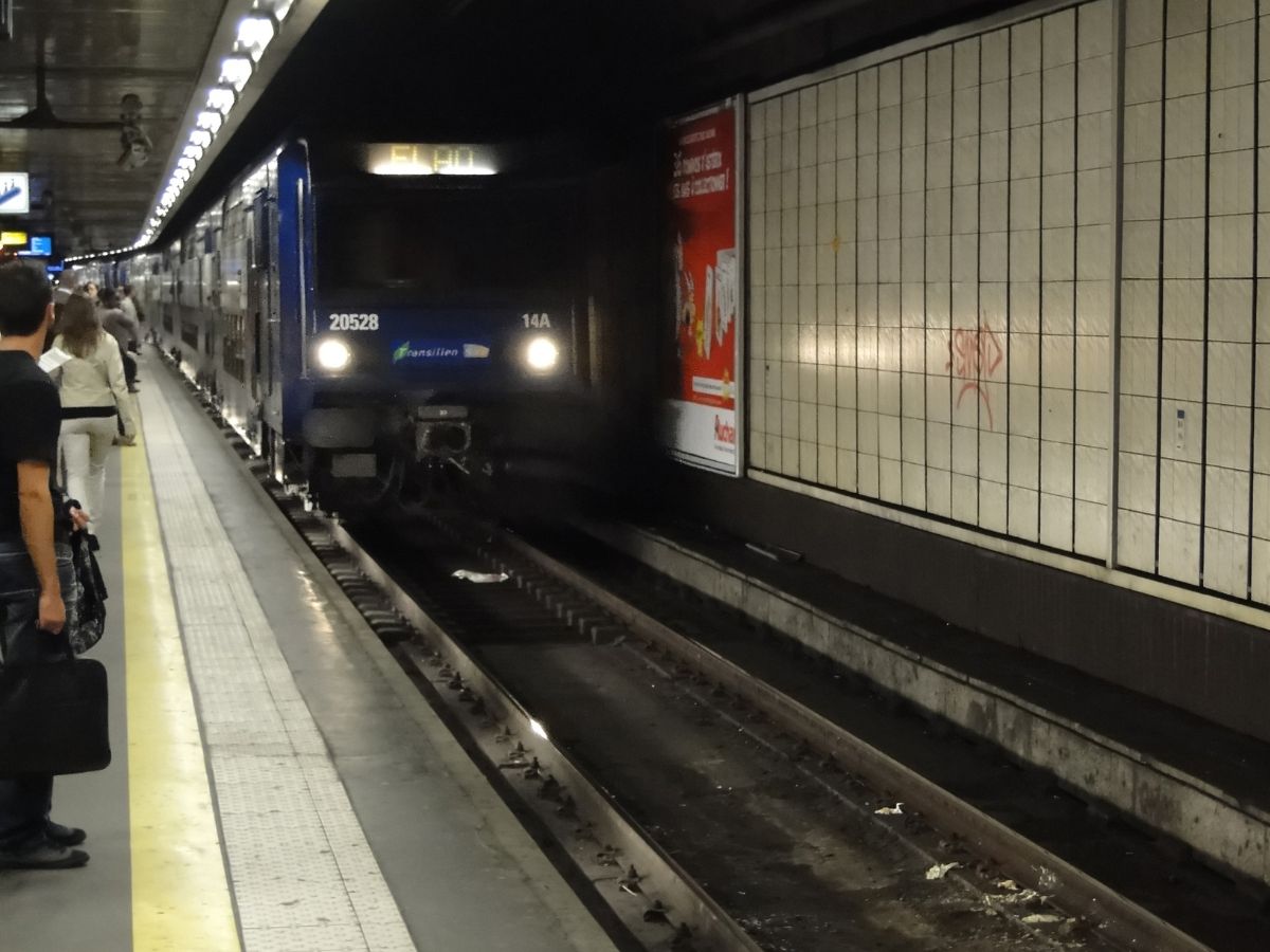 Una mujer muere al caer a las vías del metro en Valencia