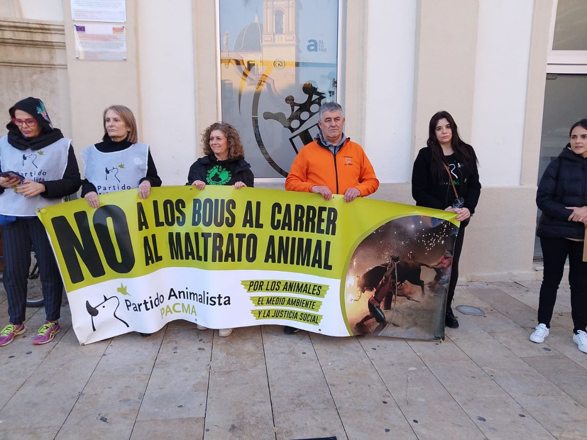 Una 'perfomance' pide la abolición del toro embolado en Alfafar 4