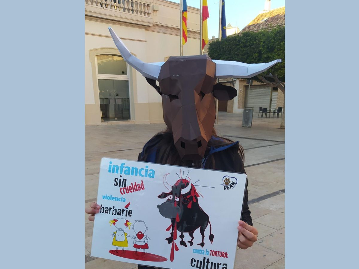 Una 'perfomance' pide la abolición del toro embolado en Alfafar 7