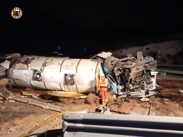 Huye el conductor de un camión tras volcar en la A-3