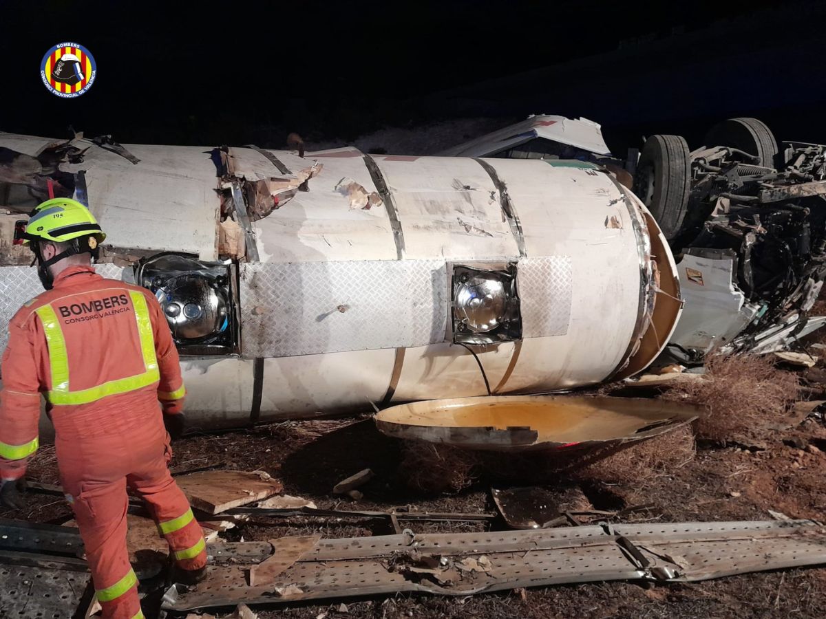 conductor huye tras volcar camión en la A-3 cheste 3