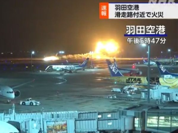 Un incendio calcina un avión con 400 pasajeros en Tokio