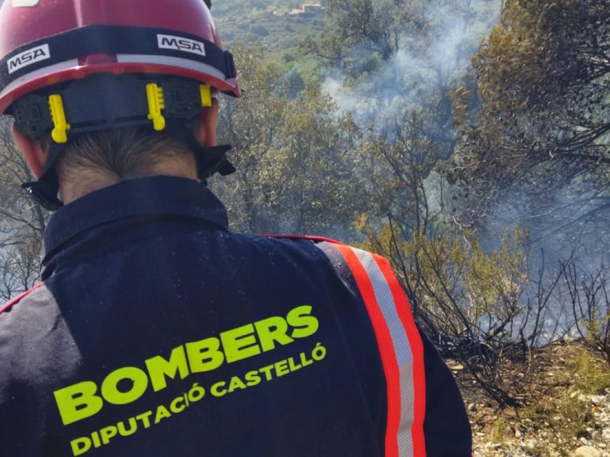 El incendio de un vehículo en l’Alcora afecta a terreno agrícola