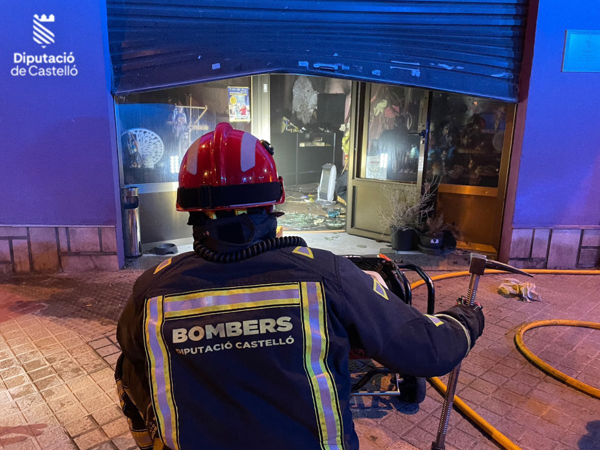 Desalojan un edificio por el incendio de una tienda en Vila-real 2