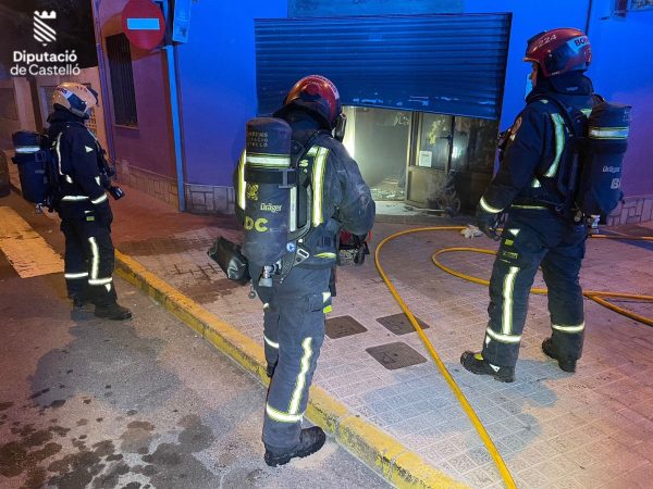 Desalojan un edificio por el incendio de un comercio en Vila-real