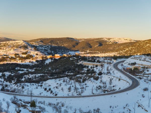 Avisos por placas de hielo en un día con nieve en Morella