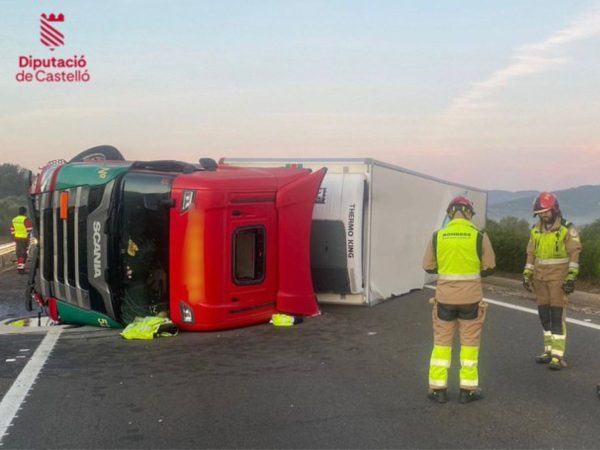 Accidente con vuelco de camión corta la AP-7 en Santa Magdalena