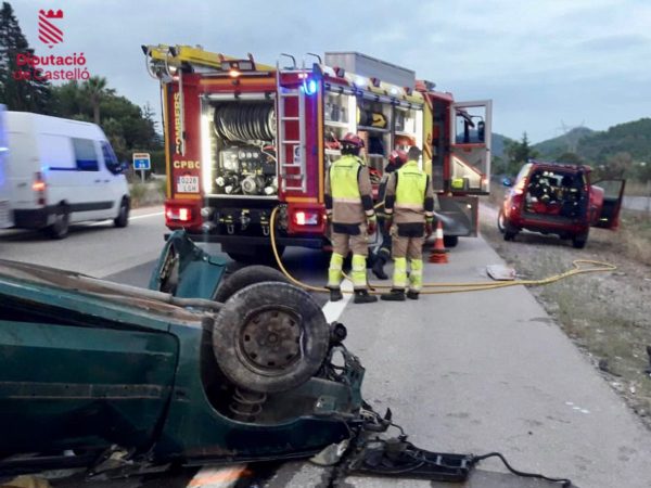 Accidente con heridos al volcar un coche en la AP-7 de Alqueries