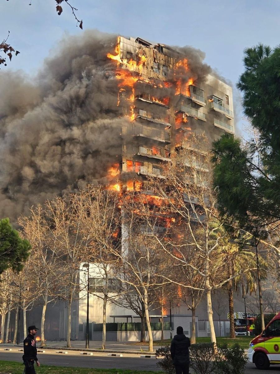 Brutal incendio en un edificio de Valencia con personas atrapadas interior