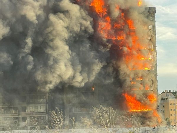 Brutal incendio en un edificio de Valencia con personas atrapadas