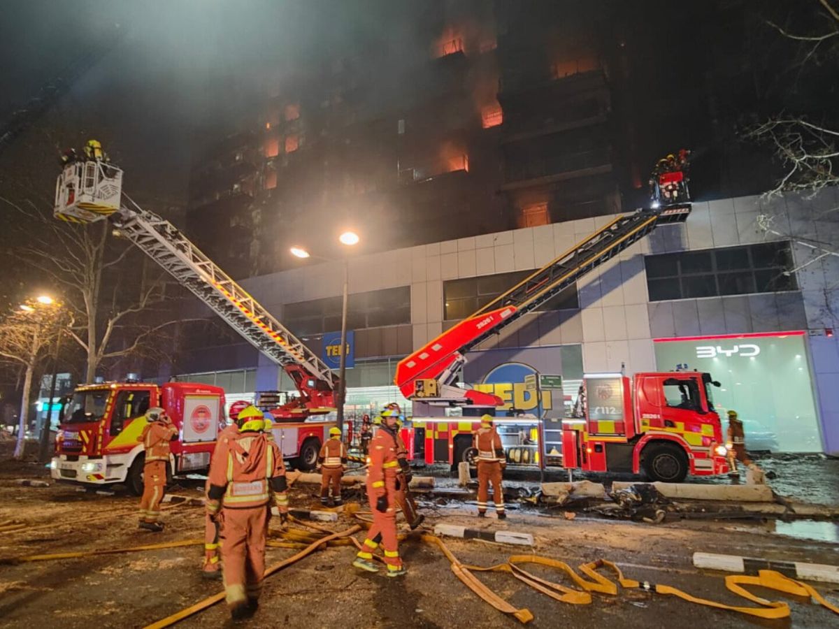 Cuatro fallecidos y 19 desaparecidos en el incendio de Valencia