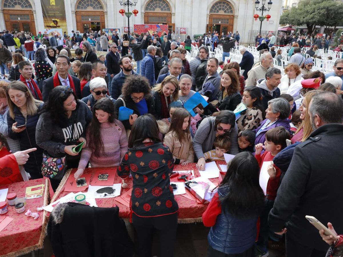 El Año Nuevo Chino llena la plaza Mayor de Castellón