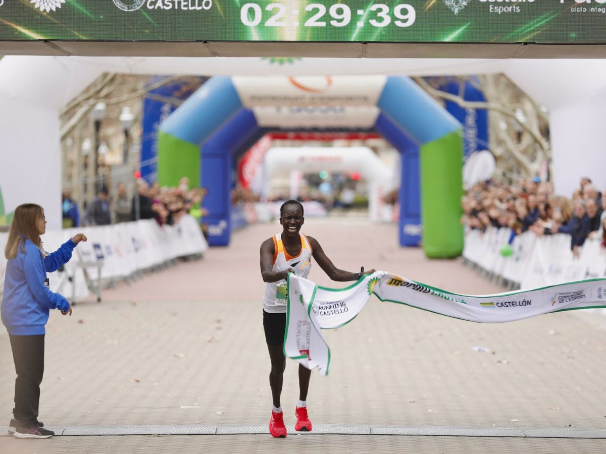 El atleta Kibrom Ghebrezgiabhier bate el récord de la Marató bp Castelló