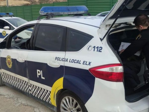 Encuentran a una joven llorando de «mal de amores» y detienen a su pareja