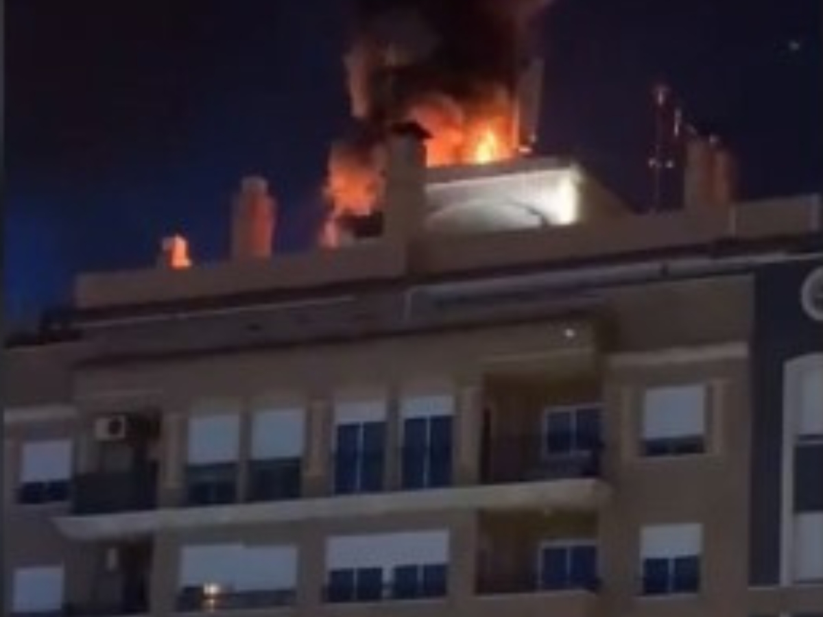 Evacuados los residentes de un edificio en Burriana por un incendio interior