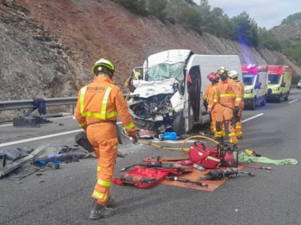 Fallece en un accidente entre una furgoneta y un camión en la A-7