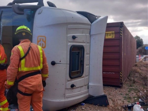 Herido el conductor de un camión al volcar en la N-III