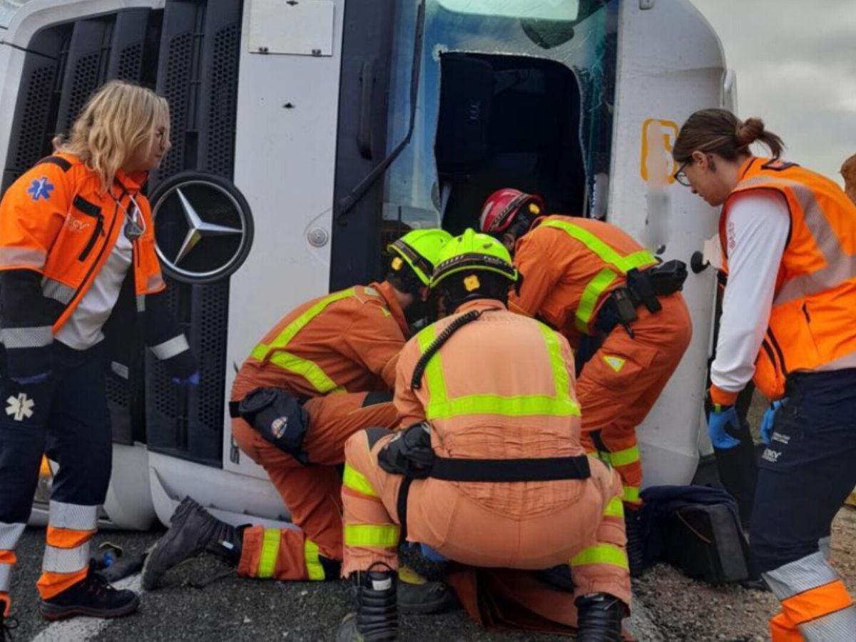 Herido el conductor de un camión al volcar en la N-III