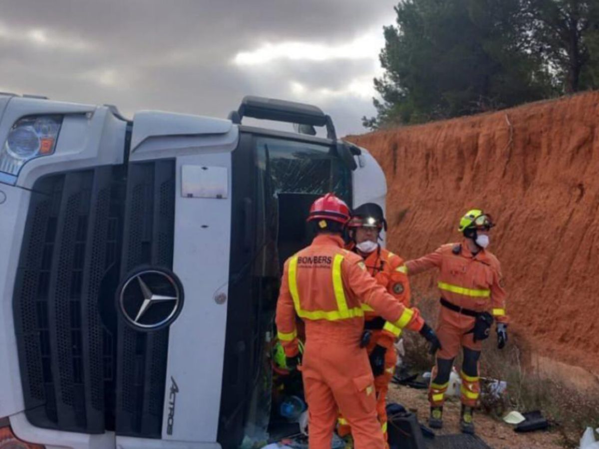 Herido el conductor de un camión al volcar en la N-III