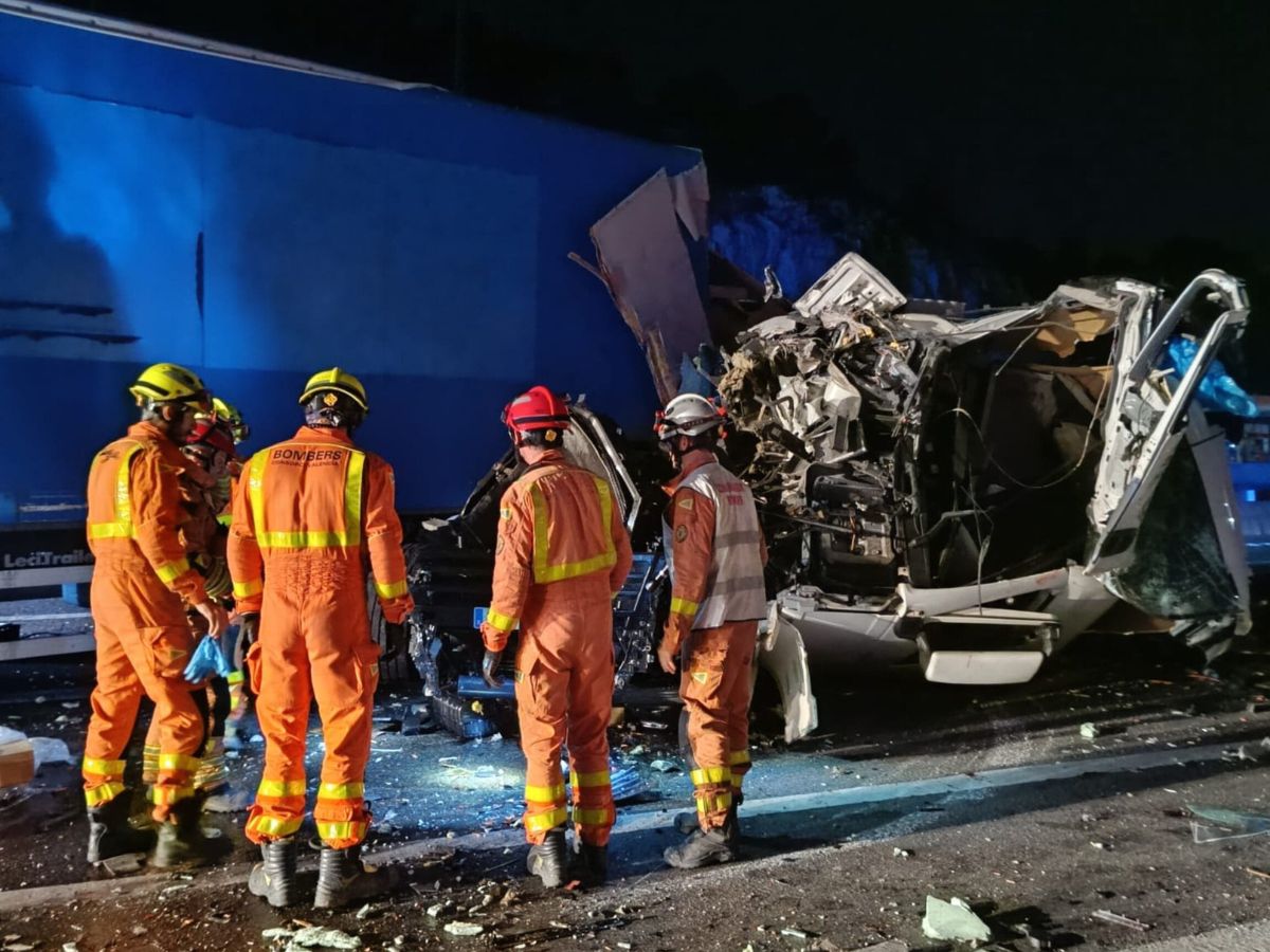 Heridos tras la colisión entre dos camiones en la A-7