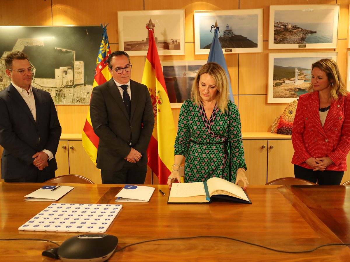 Hub tecnológico en antiguos cines del muelle de costa de PortCastelló firma libro honor Montes