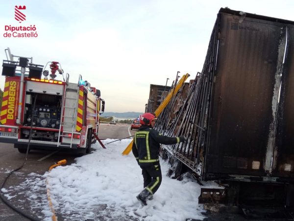 Incendio de un camión de bobinas de papel en Jérica