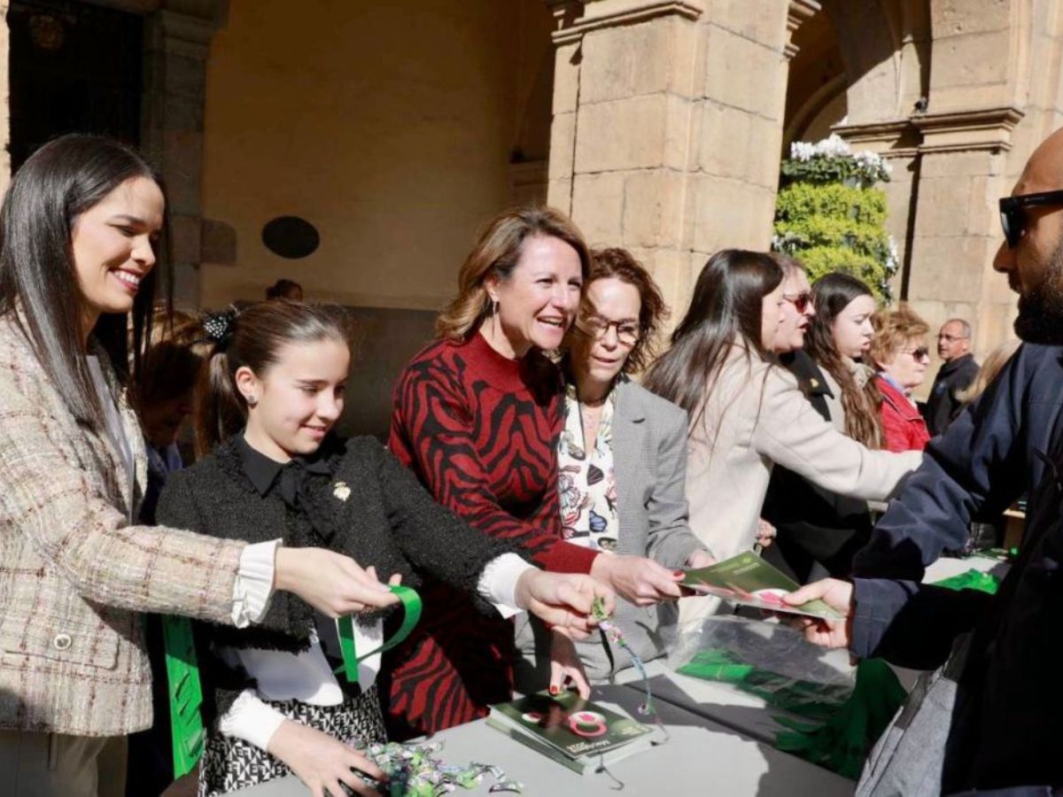 Interminables colas en Castellón para recoger el "Llibret" de Magdalena