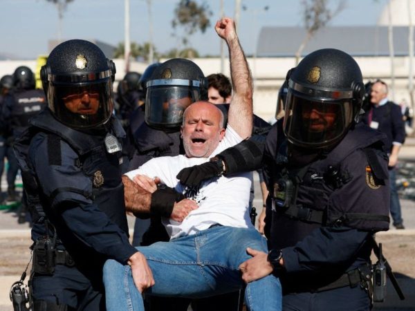 La Policía desaloja a los agricultores en el acceso a PortCastelló