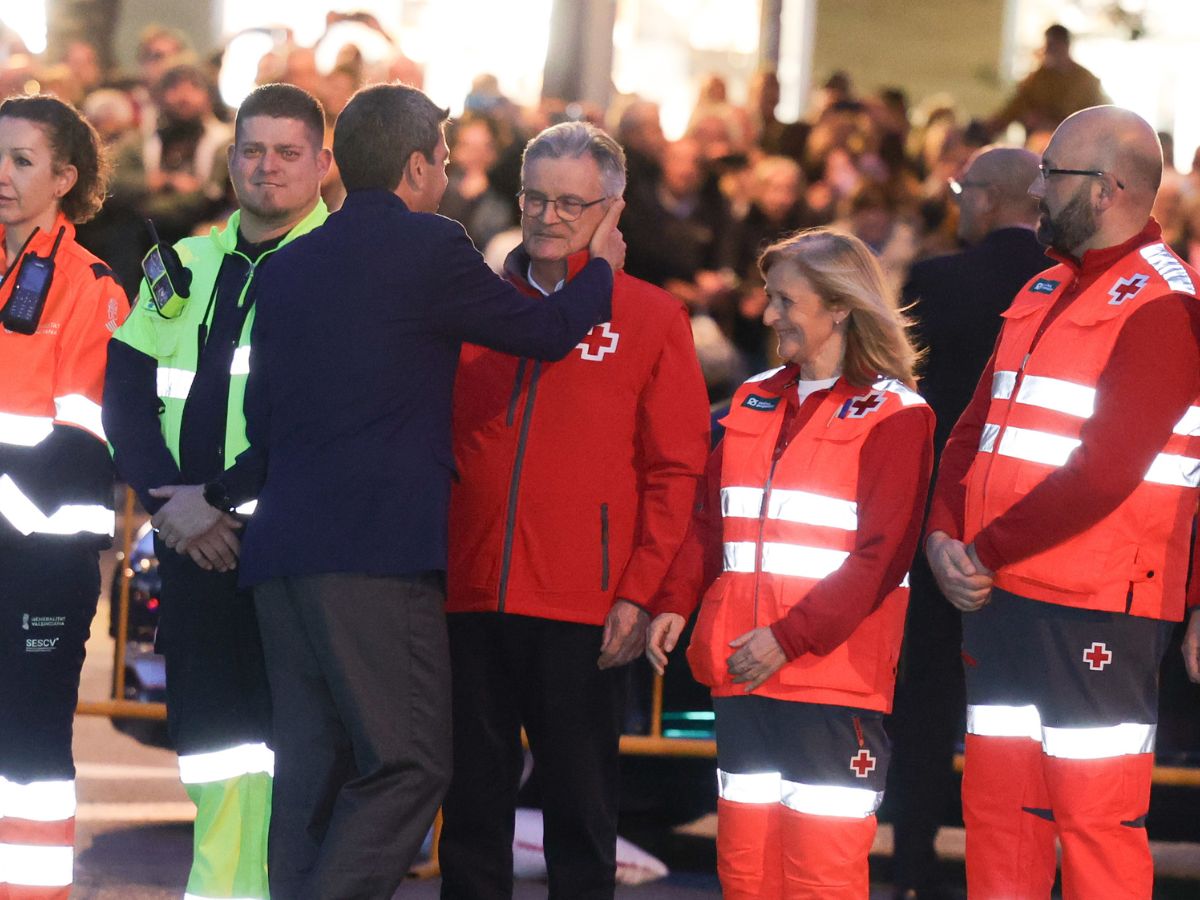 Los Reyes visitan Valencia para apoyar a los afectados por el incendio Mazón 3