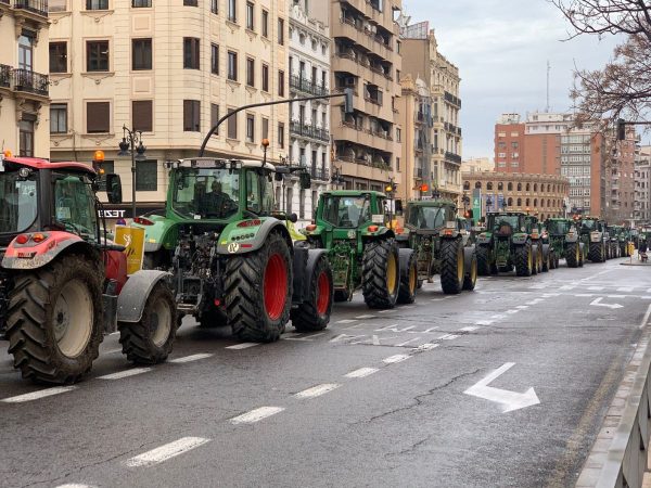 Los agricultores cortan carreteras de Valencia con la ‘tractorada’