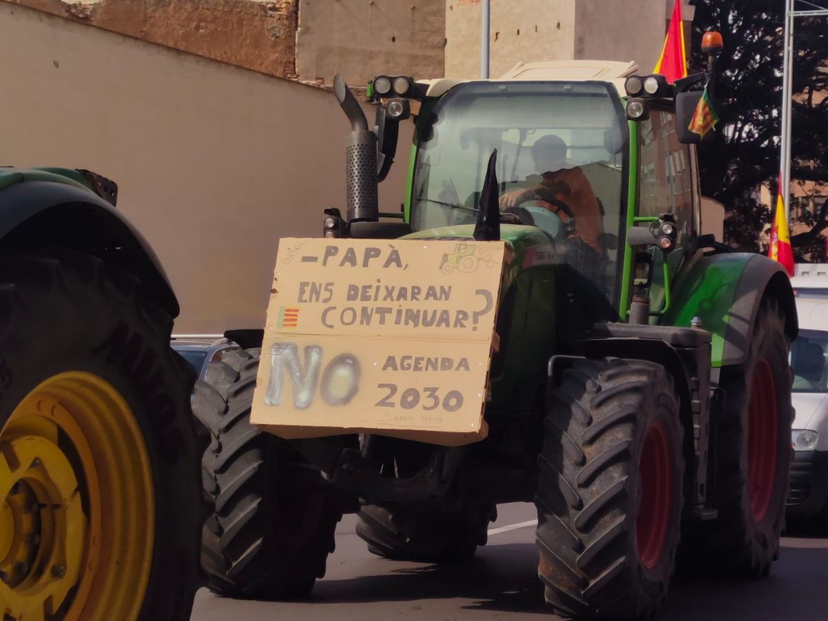 Los agricultores toman las calles de Castellón con sus tractores