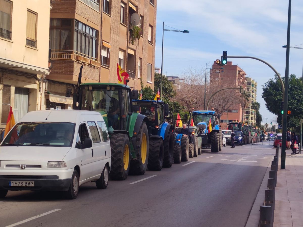 Los agricultores toman las calles de Castellón con sus tractores