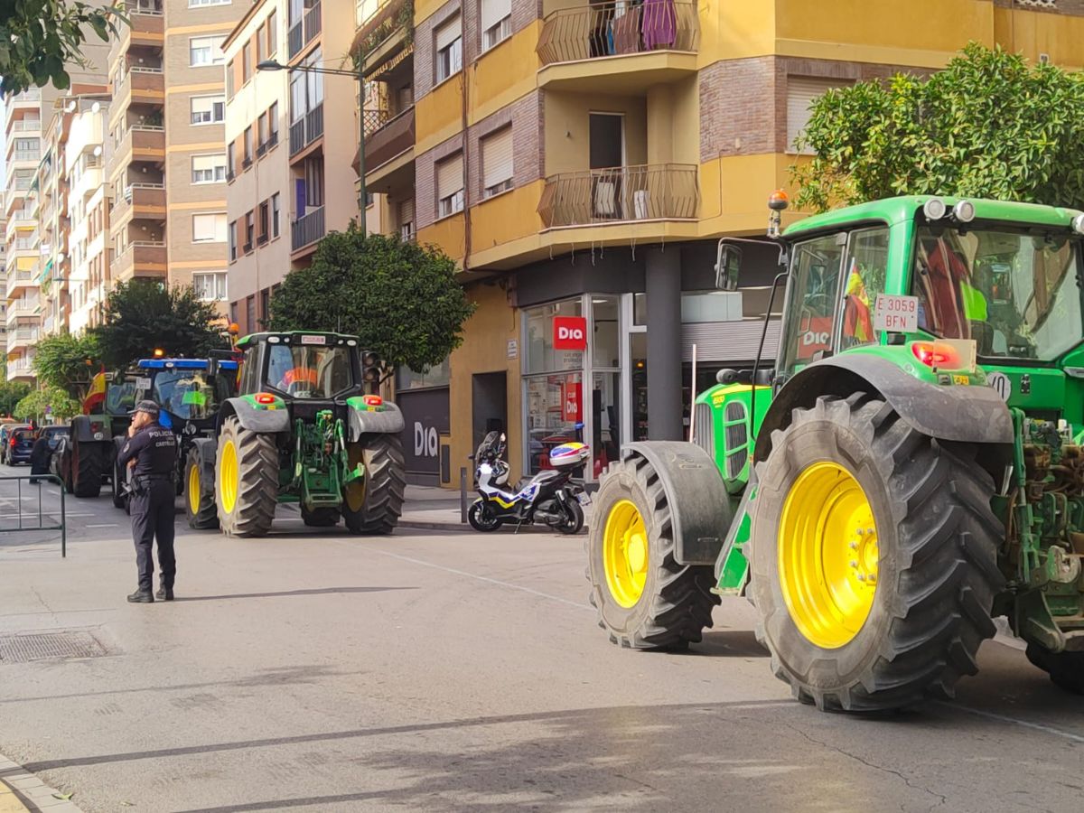 Los agricultores toman las calles de Castellón con sus tractores