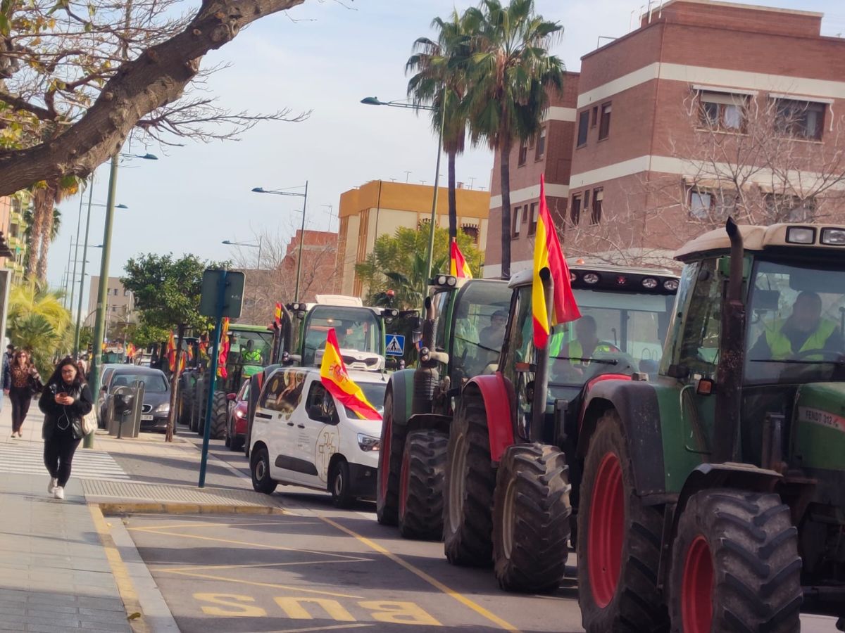 Los agricultores toman las calles de Castellón con sus tractores