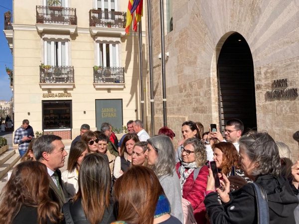 ‘Mamare’ acude a Les Corts para reivindicar la casa de partos de Vila-real