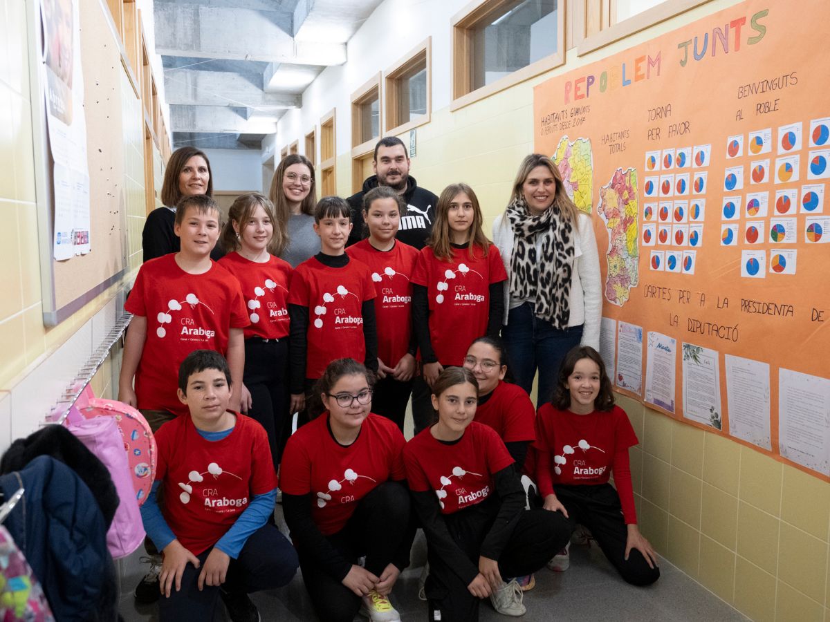 Marta Barrachina escucha a los estudiantes de Canet lo Roig interior 2