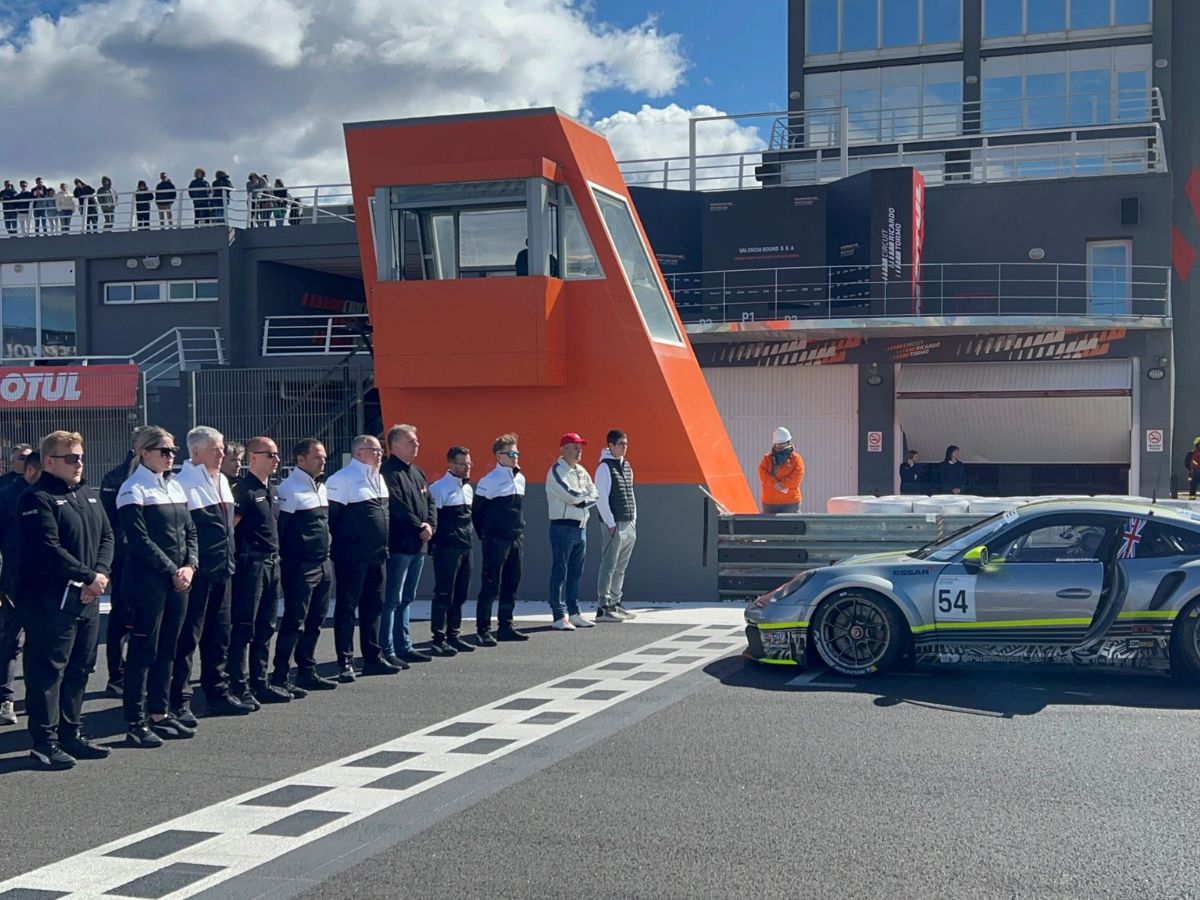 Minuto de silencio en el Circuit antes del Porsche Sprint Challenge