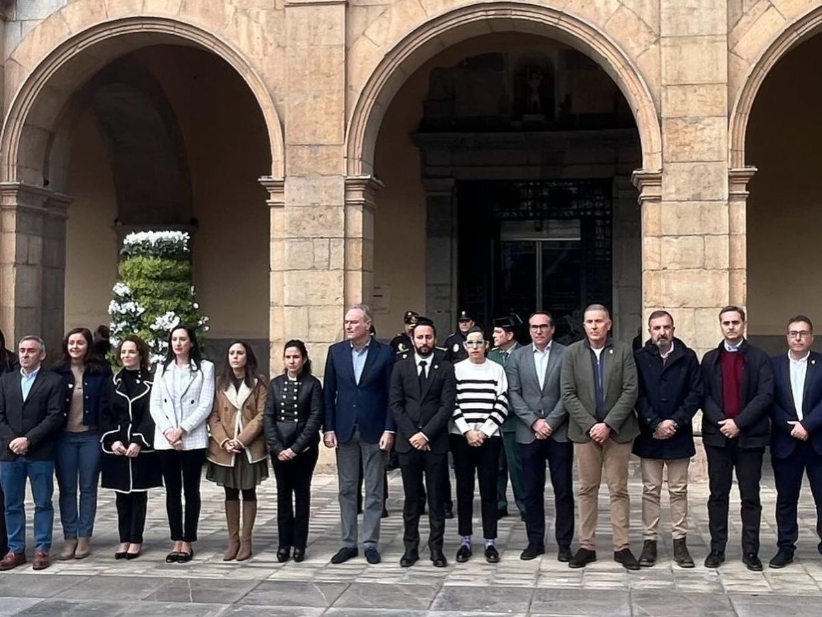 Multitudinario y emotivo minuto de silencio en castellón