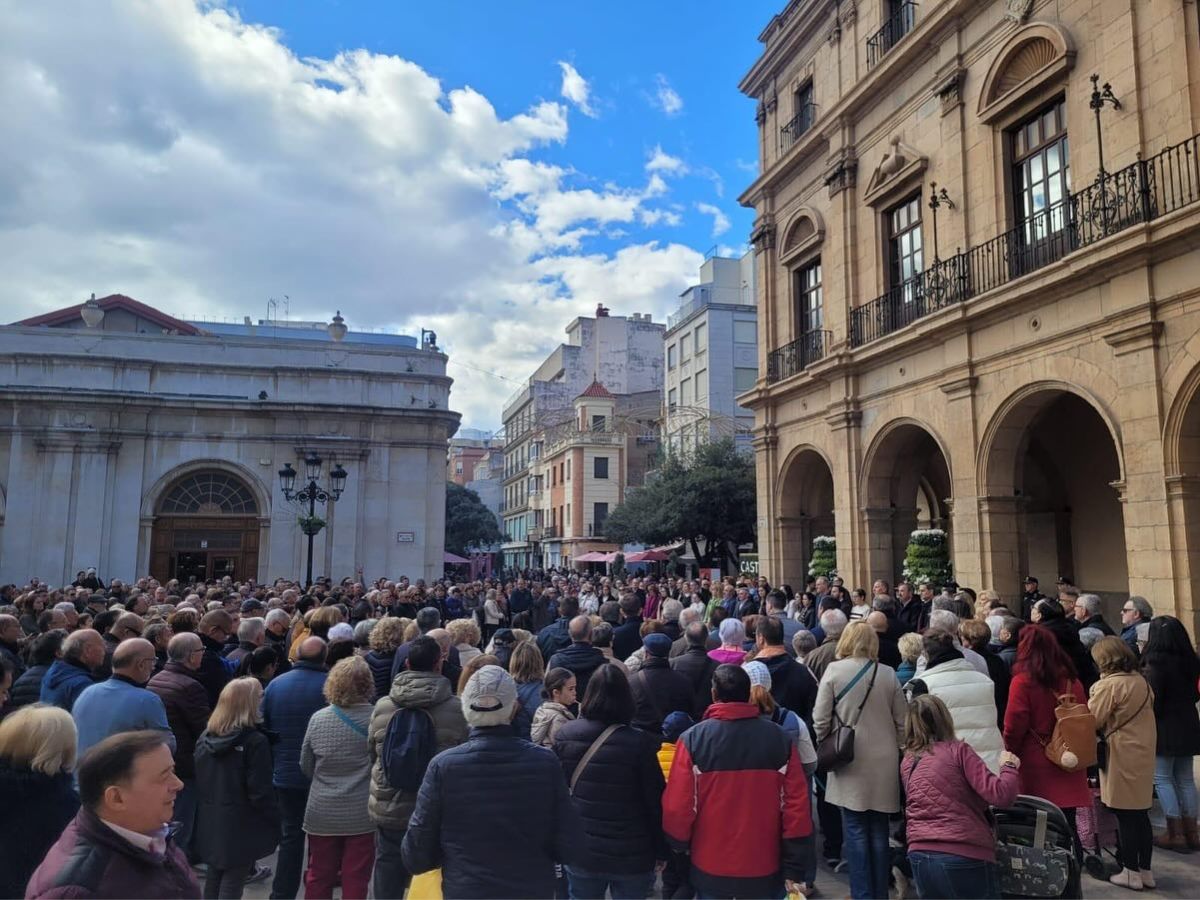 Multitudinario y emotivo minuto de silencio en castellón