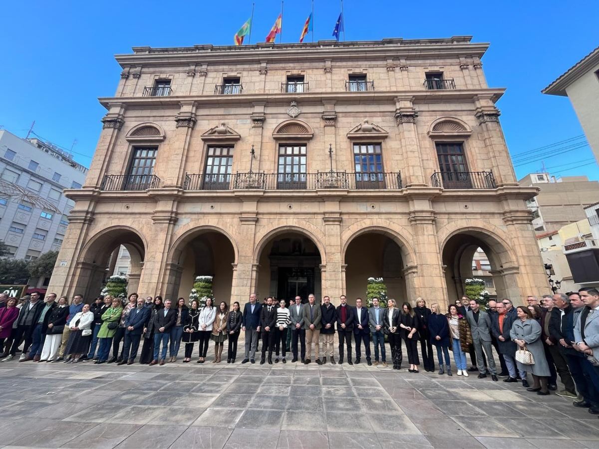 Multitudinario y emotivo minuto de silencio en castellón