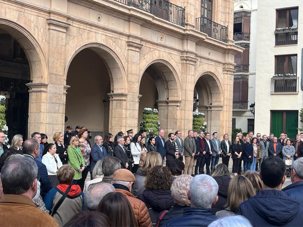 Multitudinario y emotivo minuto de silencio en castellón